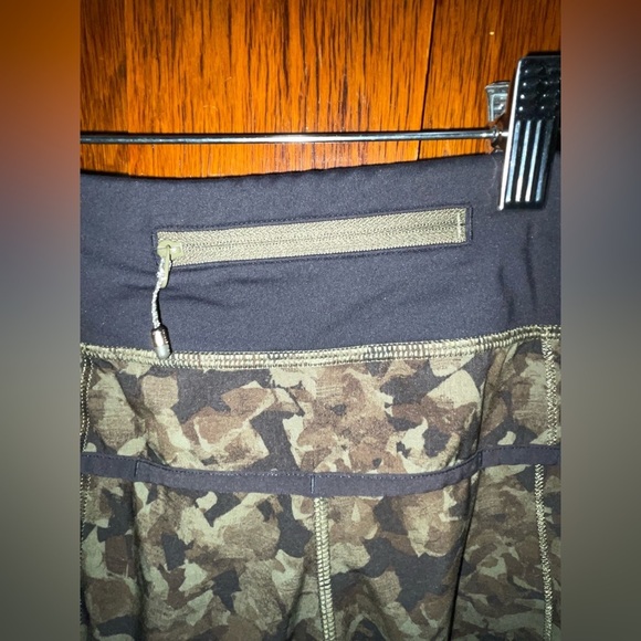 Lululemon Speed Up Short *2.5" Size 4 - Picture 9 of 9